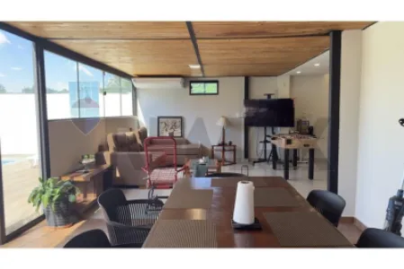 San Bernardino: Casa Moderna com Piscina e Quincho